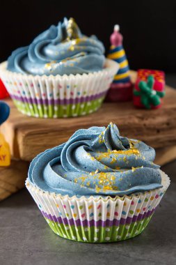 Capecake, Muffin mavi krema ile. Doğum günü ve düğün. Bir delici