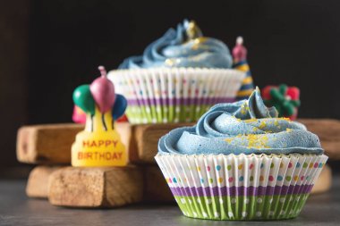 Capecake, Muffin mavi krema ile. Doğum günü ve düğün. Bir delici