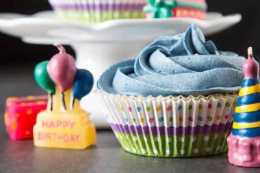 Capecake, Muffin mavi krema ile. Doğum günü ve düğün. Bir delici