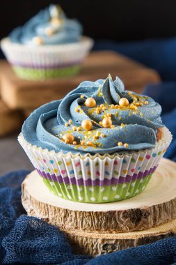 Capecake, Muffin mavi krema ile. Doğum günü ve düğün. Bir delici