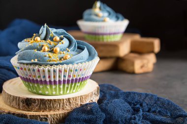 Capecake, Muffin mavi krema ile. Doğum günü ve düğün. Bir delici