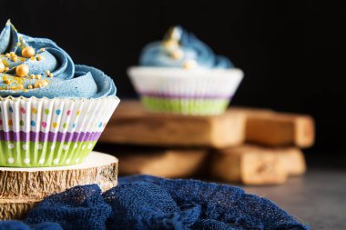 Capecake, Muffin mavi krema ile. Doğum günü ve düğün. Bir delici