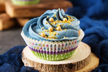 Capecake, Muffin mavi krema ile. Doğum günü ve düğün. Bir delici