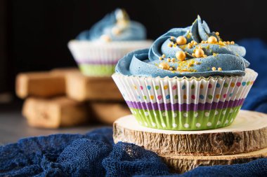 Capecake, Muffin mavi krema ile. Doğum günü ve düğün. Bir delici