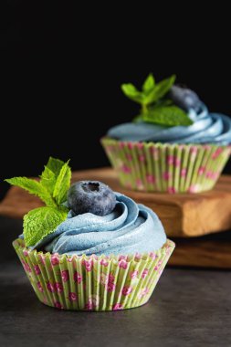 Capecake, Muffin mavi krema ile. Doğum günü ve düğün. Bir delici
