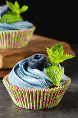 Capecake, Muffin mavi krema ile. Doğum günü ve düğün. Bir delici
