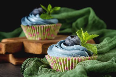 Capecake, Muffin mavi krema ile. Doğum günü ve düğün. Bir delici