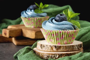 Capecake, Muffin mavi krema ile. Doğum günü ve düğün. Bir delici