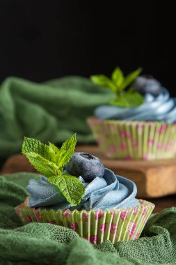 Capecake, Muffin mavi krema ile. Doğum günü ve düğün. Bir delici