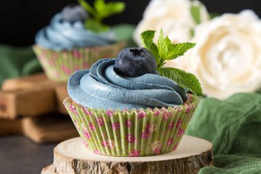 Capecake, Muffin mavi krema ile. Doğum günü ve düğün. Bir delici