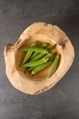 Lady Fingers veya bamya. Koyu arka plan. , Metin için yer