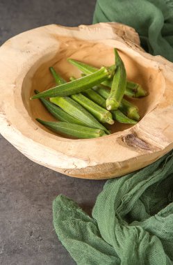 Lady Fingers veya bamya. Koyu arka plan. , Metin için yer