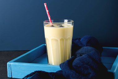 Milk shake muz yaban mersini ile var. Koyu arka plan. Uzay fo