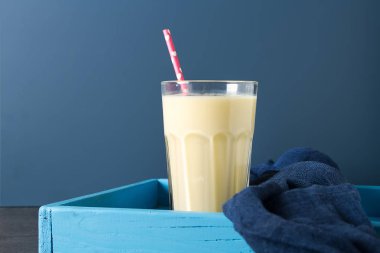 Milk shake muz yaban mersini ile var. Koyu arka plan. Uzay fo