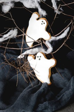 Tatlı Cadılar Bayramı. Hayaletler şeklinde kurabiyeler. Koyu arka plan.