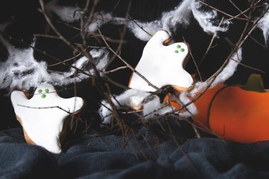 Tatlı Cadılar Bayramı. Hayaletler, yaprakları ve pumpk şeklinde kurabiye