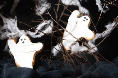 Tatlı Cadılar Bayramı. Hayaletler şeklinde kurabiyeler. Koyu arka plan.