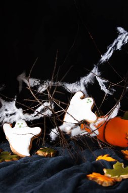 Tatlı Cadılar Bayramı. Hayaletler, yaprakları ve pumpk şeklinde kurabiye