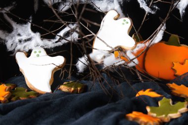 Tatlı Cadılar Bayramı. Hayaletler, yaprakları ve pumpk şeklinde kurabiye