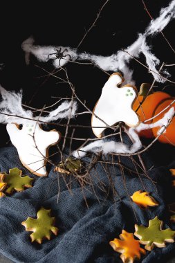 Tatlı Cadılar Bayramı. Hayaletler, yaprakları ve pumpk şeklinde kurabiye