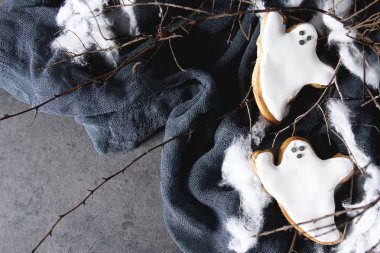 Tatlı Cadılar Bayramı. Hayaletler şeklinde kurabiyeler. Koyu arka plan.