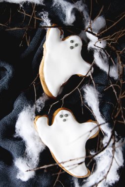 Tatlı Cadılar Bayramı. Hayaletler şeklinde kurabiyeler. Koyu arka plan.