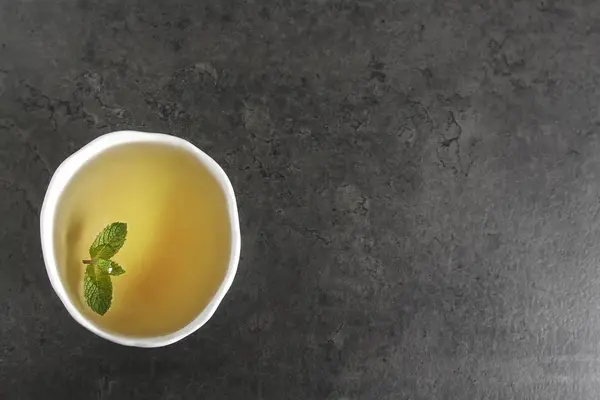 Taze nane çayına bırakır. İtalyan otlar. Koyu arka plan.