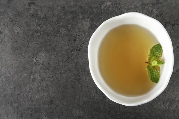 Taze nane çayına bırakır. İtalyan otlar. Koyu arka plan.