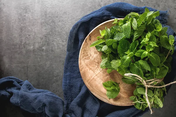 Hojas de menta fresca. Hierbas italianas. Fondo oscuro . — Foto de Stock