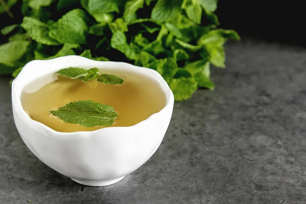 Taze nane çayına bırakır. İtalyan otlar. Koyu arka plan.
