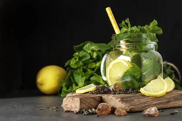 Taze nane çayına bırakır. İtalyan otlar. Koyu arka plan.