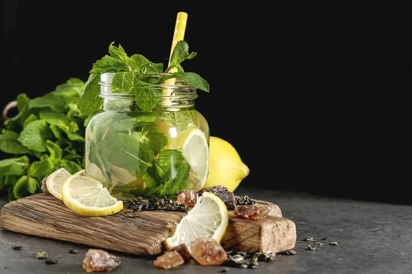 Taze nane çayına bırakır. İtalyan otlar. Koyu arka plan.