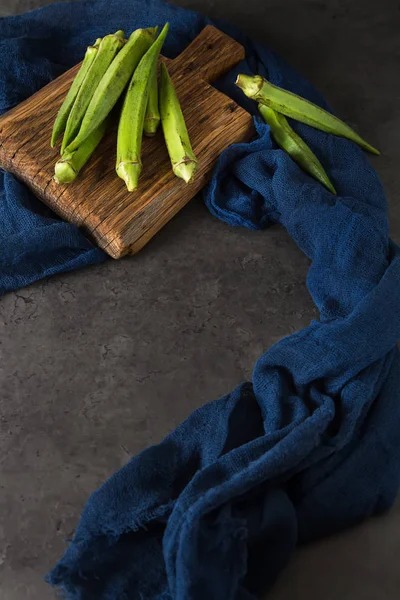 Lady Fingers veya bamya. Koyu arka plan. , Metin için yer