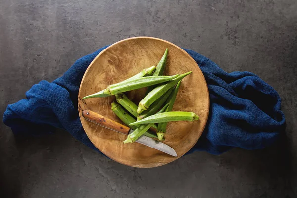 Lady Fingers veya bamya. Koyu arka plan. , Metin için yer
