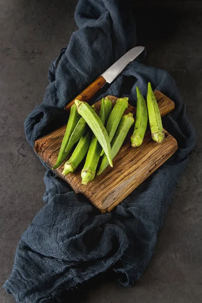 Lady Fingers veya bamya. Koyu arka plan. , Metin için yer