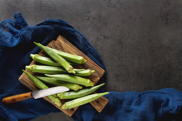 Lady Fingers ou Okra. Fond sombre. , Espace pour le texte — Photo