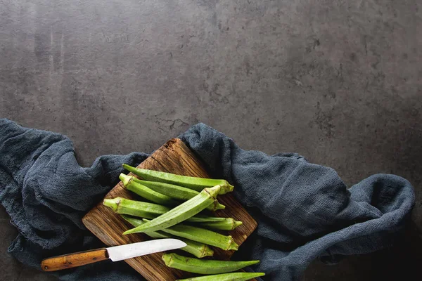 Lady Fingers veya bamya. Koyu arka plan. , Metin için yer