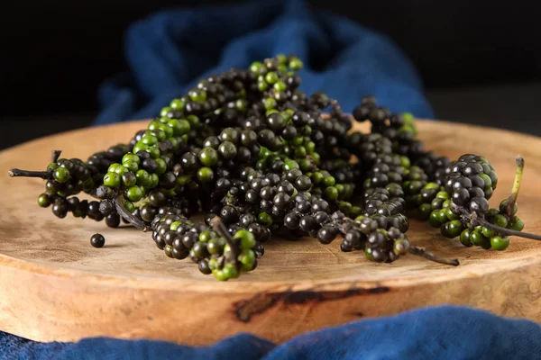 Bir derviş tahtada karabiber. Koyu arka plan. Metin için yer