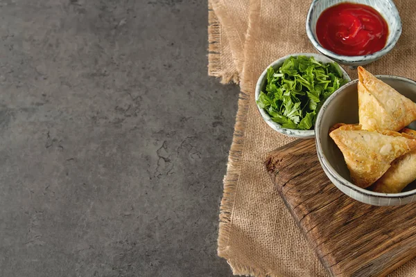 Asya gıda. Vejetaryen samsa domates sosu ve otlar ile. Karanlık b