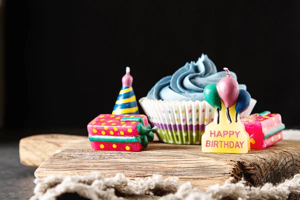 Torta di manzo, muffin con crema blu. Compleanno e matrimonio. A delici — Foto Stock