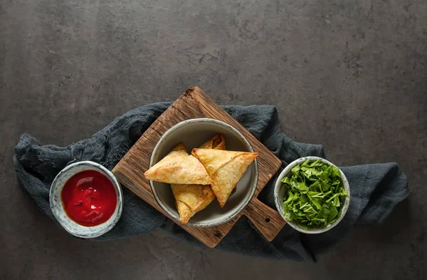 Asya gıda. Vejetaryen samsa domates sosu ve otlar ile. Karanlık b