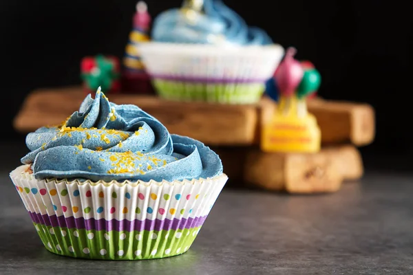 Capecake, Muffin z niebieski krem. Urodziny i wesela. Pyszne cias — Zdjęcie stockowe