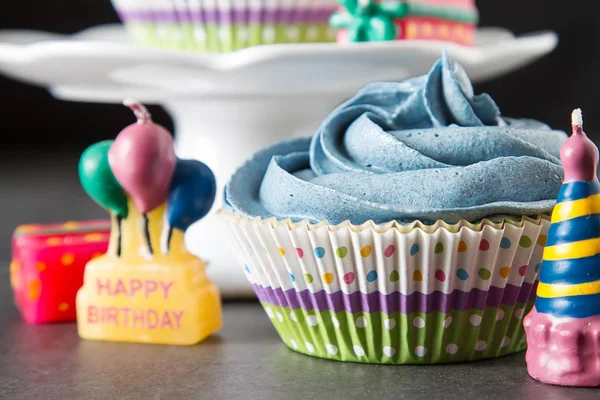 Capecake, Muffin med blå fløde. Fødselsdag og bryllup. En delikatesse - Stock-foto