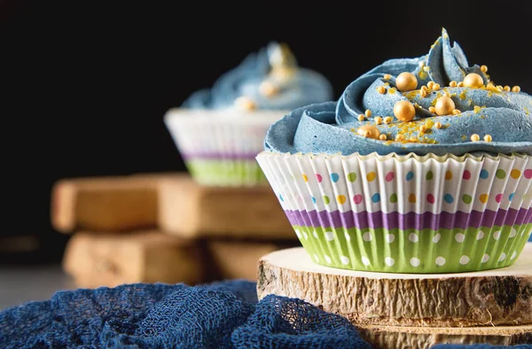 Capecake, Muffin z niebieski krem. Urodziny i wesela. Pyszne cias — Zdjęcie stockowe