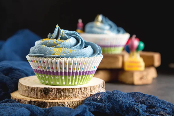 Capecake, Muffin mavi krema ile. Doğum günü ve düğün. Bir delici