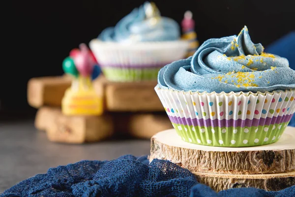 Capecake, Muffin mavi krema ile. Doğum günü ve düğün. Bir delici