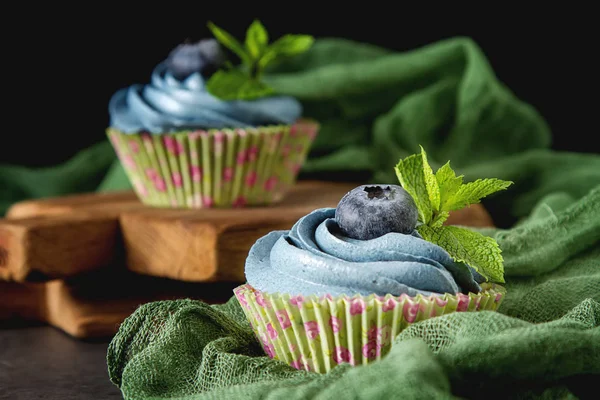 Capecake, Muffin mavi krema ile. Doğum günü ve düğün. Bir delici