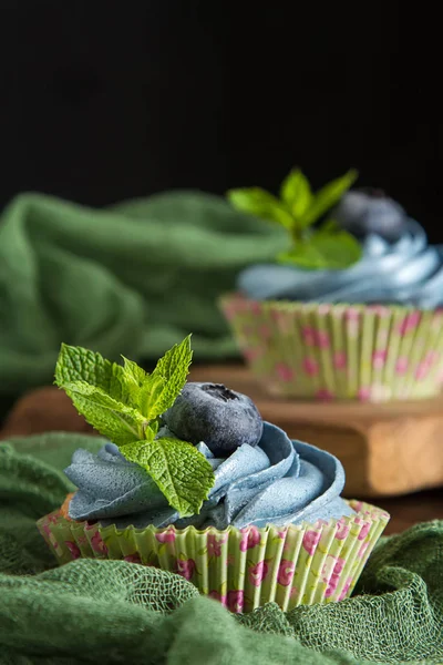 Capecake, Muffin z niebieski krem. Urodziny i wesela. Pyszne cias — Zdjęcie stockowe