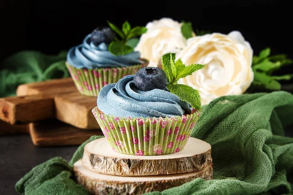 Capecake, Muffin mavi krema ile. Doğum günü ve düğün. Bir delici
