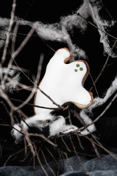 Sladký Halloween. Soubory cookie v podobě duchů. Tmavé pozadí. — Stock fotografie
